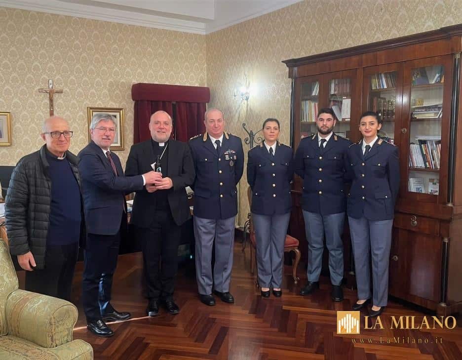 Crotone, la Polizia di Stato dona l’olio di Capaci all’Arcivescovo in memoria delle vittime della mafia, nel 32° anniversario degli attentati di Capaci e Via D’Amelio.