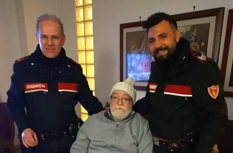 Aversa, Caserta. 75enne sola in casa con il marito disabile chiede aiuto ai Carabinieri, che accorrono in soccorso degli anziani.