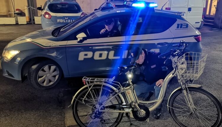 Vicenza. Furto di bicilette in Contrà Lampertico: fermato e denunciato il 29enne, incastrato dalle foto scattate mentre fuggiva.
