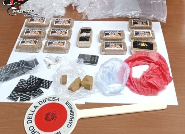 Campo nell’Elba (LI): sorpreso con quasi un chilo e mezzo di droga, tra hashish e cocaina, arrestato