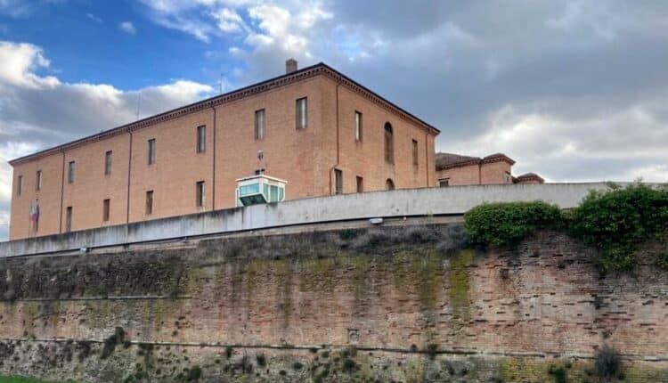 Forlì: furti ed evasione. Un soggetto è stato arrestato per aver commesso un furto, evadendo dagli arresti domiciliari. Ora tradotto presso il carcere di Forlì.