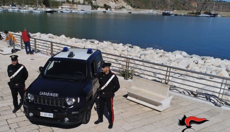 Castellammare del Golfo, evade dai domiciliari e aggredisce il padre: arrestato 22enne