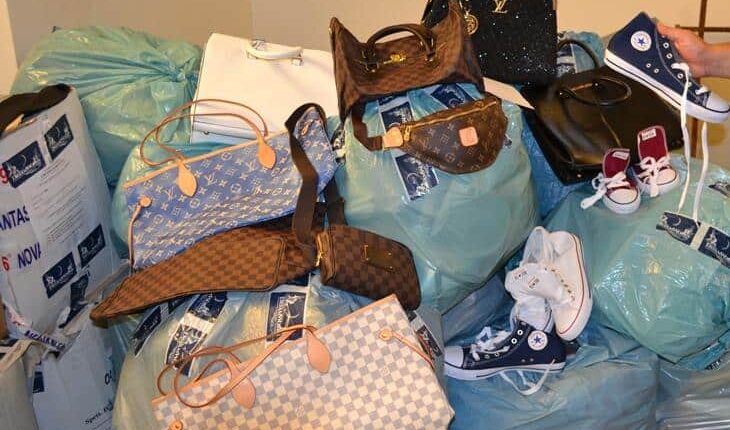 Torino, in casa un negozio di capi contraffatti: arrestato un cittadino senegalese