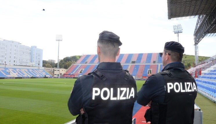 Crotone. Incontro di calcio Crotone-Messina, 14 tifosi siciliani colpiti da provvedimento di D.A.SPO.