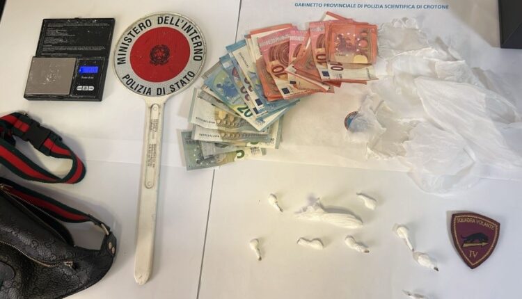 Crotone, quartiere Acquabona. Sequestrati 6 grammi di cocaina divisa in 9 dosi. Arrestata una donna per spaccio di sostanza stupefacente.