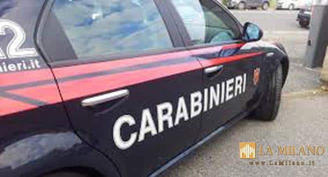 Giugliano in Campania: vaga per l'asse mediano tra le auto che sfrecciano. Carabinieri salvano 80enne.