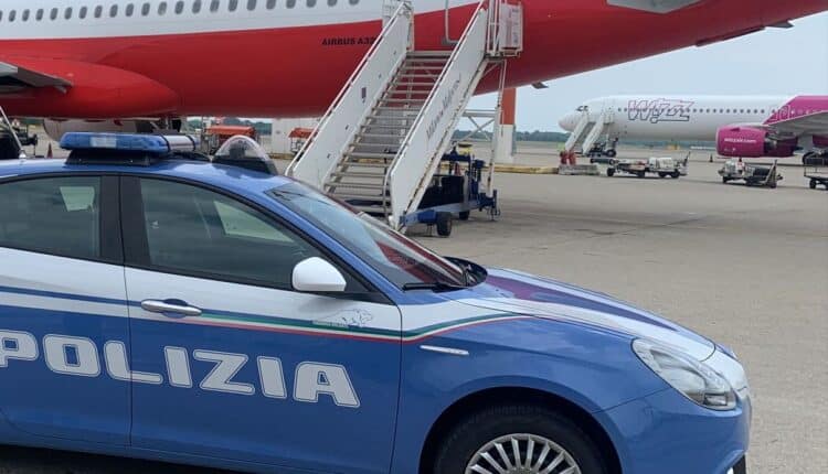 La Polizia rimpatria 3 cittadini irregolari con precedenti per favoreggiamento all'immigrazione clandestina, spaccio di sostanza stupefacente e rapina.