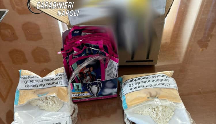 Pompei: acquista figurine e gli spediscono anche eroina.