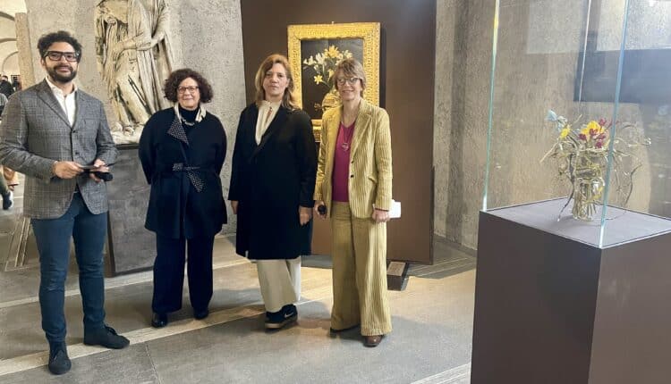 Verona, al Museo di Castelvecchio "Ospiti in Galleria" presenta la Fiasca spagliata con fiori in accostamento alla scultura Groviglio di Lilla Tabasso