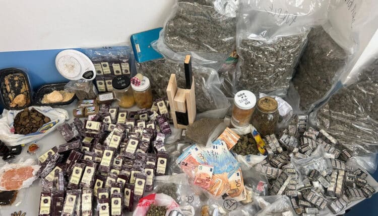 Roma: sequestrati 14.000 euro in contanti e oltre 35 kg di droga, tra hashish, cocaina e marijuana, 3 persone arrestate