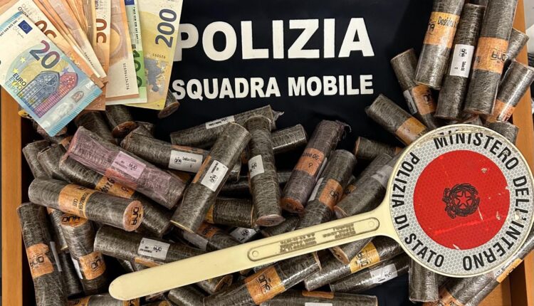 Genova, arrestata una coppia di insospettabili: sorpresi in casa con 10 kg di hashish
