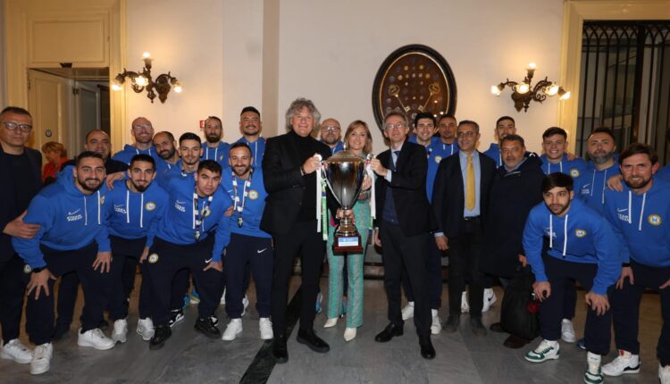 Napoli, il sindaco Manfredi e l'Assessora Ferrante premiano il Napoli Futsal, vincitore della Coppa Italia