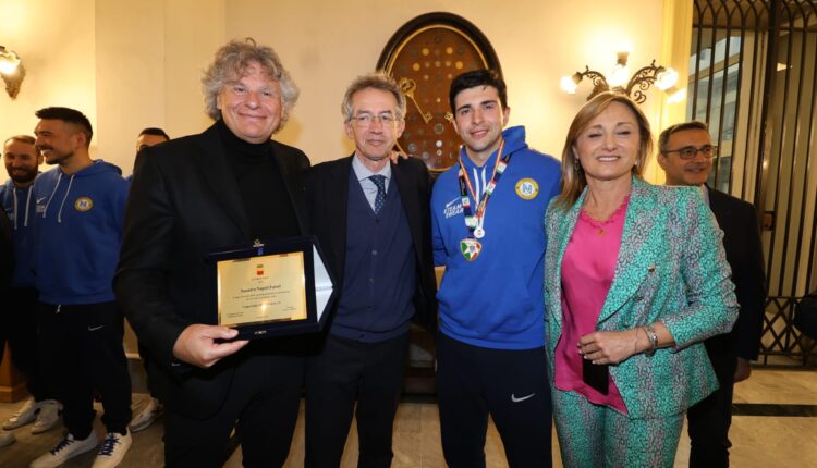 Napoli, il sindaco Manfredi e l'Assessora Ferrante premiano il Napoli Futsal, vincitore della Coppa Italia