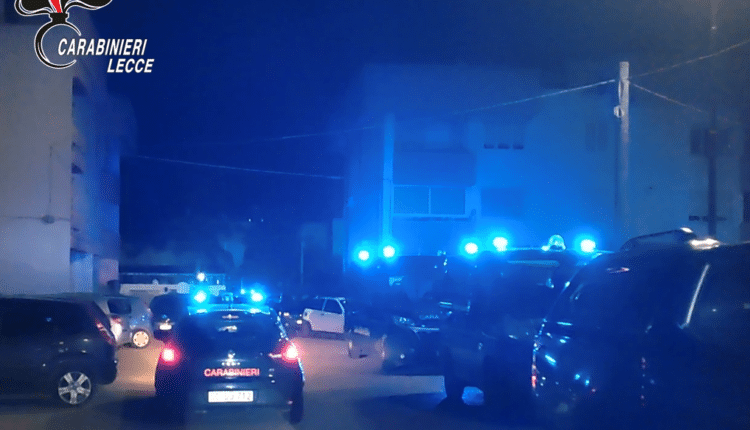 Casarano, Lecce. Ordinanza di custodia cautelare nei confronti di 13 persone indagate per associazione finalizzata allo spaccio e porto illegale di armi. 