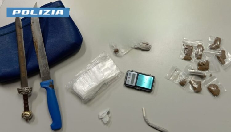 San Giorgio a Cremano: sorpresi a spacciare in piazza. Un arresto e un denunciato eseguiti dalla Polizia di Stato.