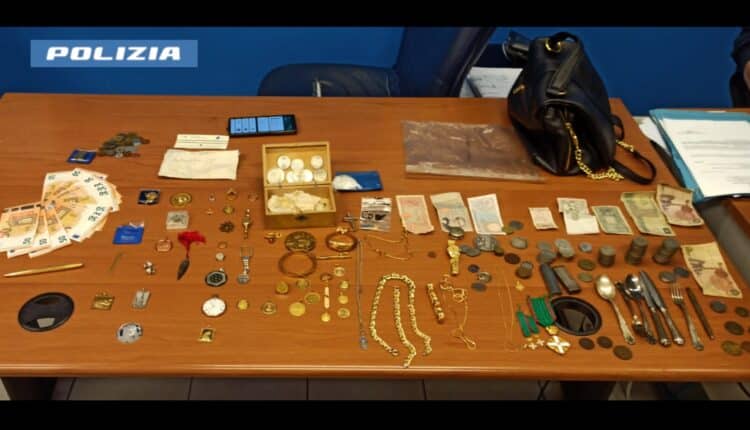 Anagni, non si ferma all'alt della Polizia. Dopo l'inseguimento, la conducente viene trovata in possesso di una borsa contenente numerosi monili in oro, monete ed una targa con dedica e arrestata.