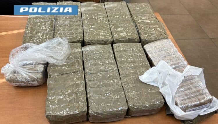 Piazza Garibaldi, Napoli: scoperto con 10 kg di hashish ai tornelli della Circumvesuviana. Arrestato 34enne dalla Polizia di Stato.