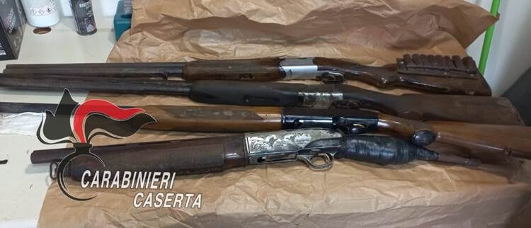 San Marcellino (CE), nasondeva in casa numerose armi e oltre 300 dosi di stupefacente. 54enne arrestato dai Carabinieri