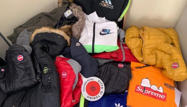 Torino, vendono abusivamente capi di abbigliamento contraffatti. Denunciati due uomini dalla Polizia di Stato.