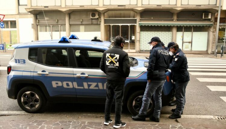 Controlli interforze a Vicenza. Il cane-poliziotto "Kamikaze" individua due assuntori di stupefacenti.