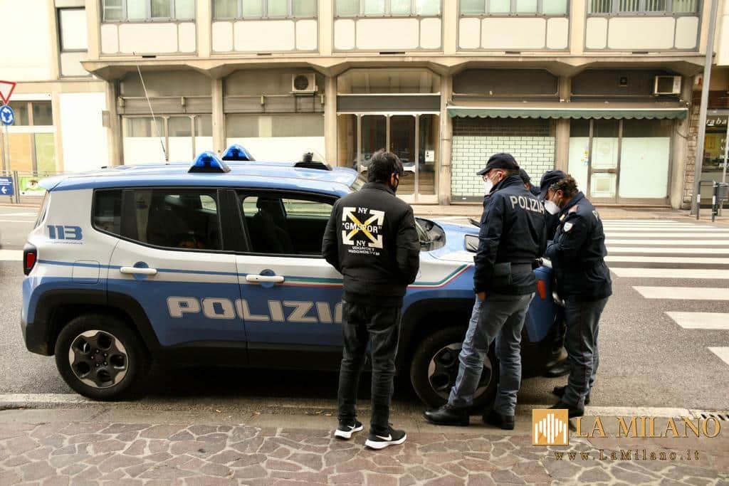 Controlli interforze a Vicenza. Il cane-poliziotto "Kamikaze" individua due assuntori di stupefacenti.