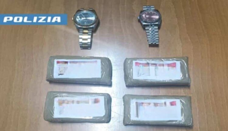 Isola d'Ischia: orologi contraffatti e un kg di hashish. La Polizia di Stato trae in arresto un 30enne.