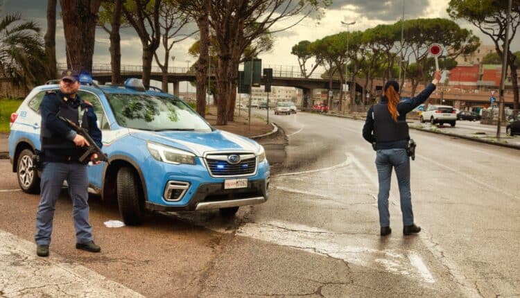 Formia, Latina. Polizia di Stato e ASL collaborano per un controllo di 5 attività commerciali, di cui 2 risultate non in regola. Identificati 22 avventori.