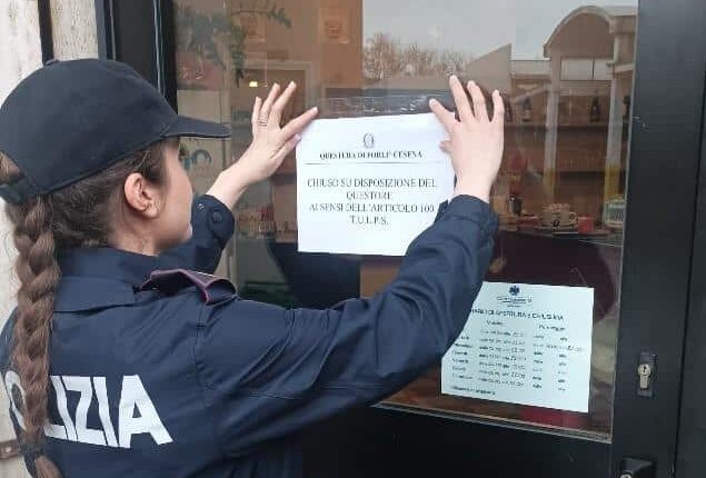 Forlì. Cocaina tra i tavoli e sulla mensola del bagno di un bar: sospesa la licenza di un bar per motivi di ordine e sicurezza pubblica.