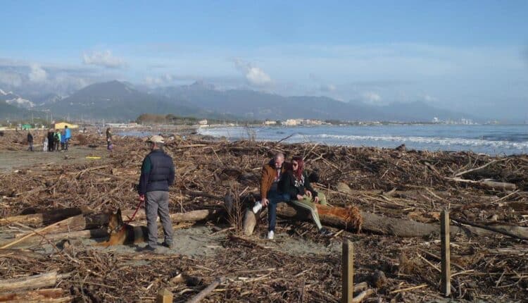 Liguria: dalla regione 250mila euro per ripulire le spiagge di Sarzana e Ameglia colpite dalle mareggiate