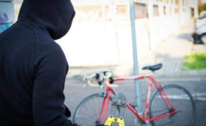 Modena, le rubano la bici e la ritrova in vendita su un sito di annunci. All' appuntamento con l'inserzionista va la Polizia locale che lo denuncia per ricettazione.