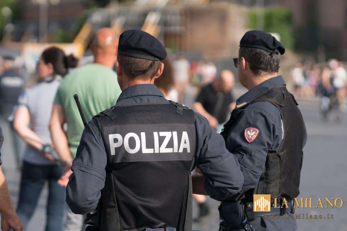 Milano: furti in negozio con distaccatore magnetico, 2 persone fermate