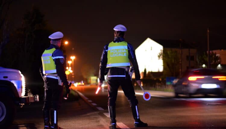 Modena. 50enne ubriaco fugge dopo l'incidente, fermato e denunciato. Circolava anche con la patente scaduta.