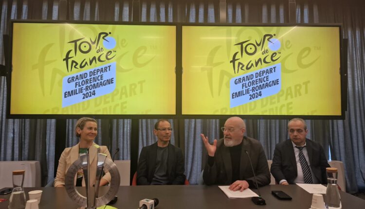 Bologna, esposto il Trofeo della Grand Départ in attesa della prima storica partenza del Tour de France dall'Italia