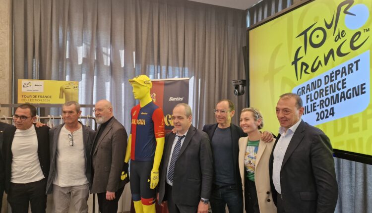 Bologna, esposto il Trofeo della Grand Départ in attesa della prima storica partenza del Tour de France dall'Italia