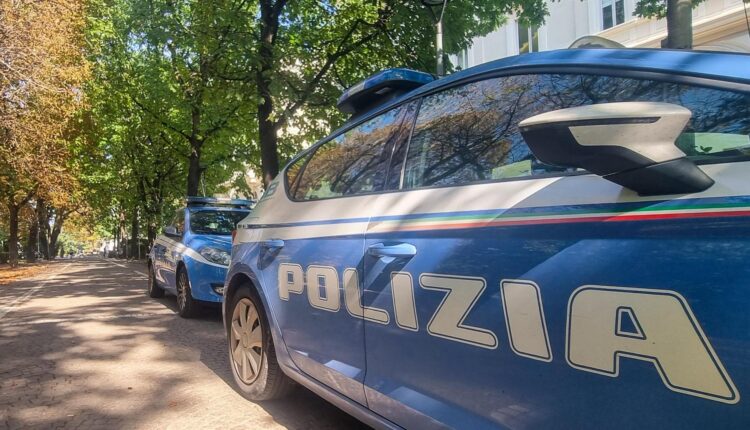 Novara. Sotto effetti di sostanze, un ragazzo aggredisce la compagna, chiusa in auto per la paura con la figlia neonata. Arrestato 21enne marocchino.