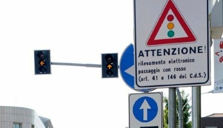 Modena, sicurezza stradale. Si attivano i Velocar in 3 semafori per ridurre gli incidenti su strada