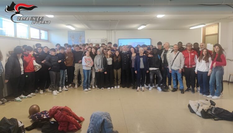 Piombino, Livorno. Dopo elementari e medie, i Carabinieri incontrano gli studenti della scuola superiore “Carducci – Volta - Pacinotti”.