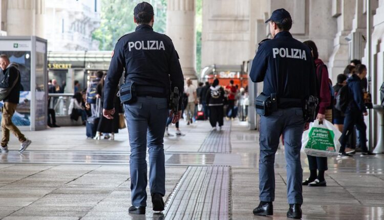 Milano. 49enne ruba la borsetta ad una donna in Stazione Centrale. Fermato l'uomo e restituito la refurtiva.