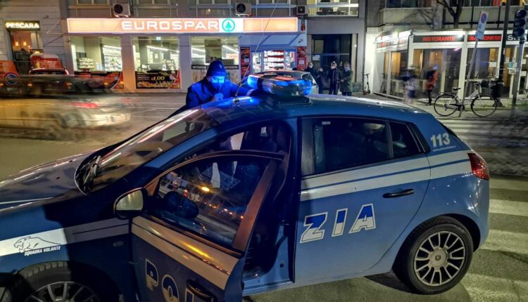 Pescara: la Polizia interviene in seguito ad un allarme, ladro arrestato