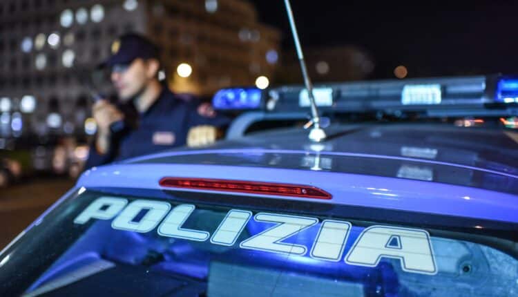 Genova, aggrediscono un uomo davanti al supermercato dopo averlo avvicinato per chiedergli delle monete. Arrestati due uomini di 59 e 63 anni