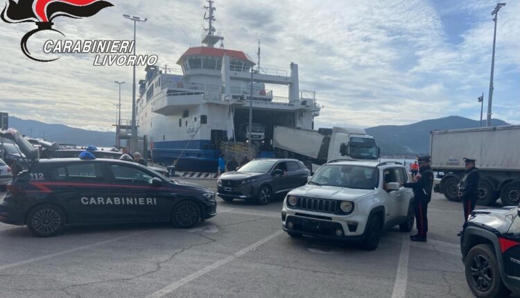 Portoferraio, Livorno: continuano i controlli straordinari dei Carabinieri in area portuale. Identificate 32 persone e controllati 21 veicoli.