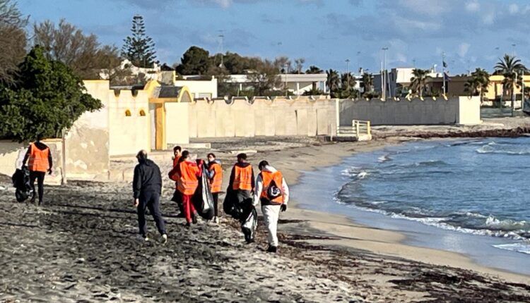Lecce, partita la pulizia primaverile di tutte le spiagge libere comunali. Valli: "Siamo pronti ad accogliere la bella stagione"