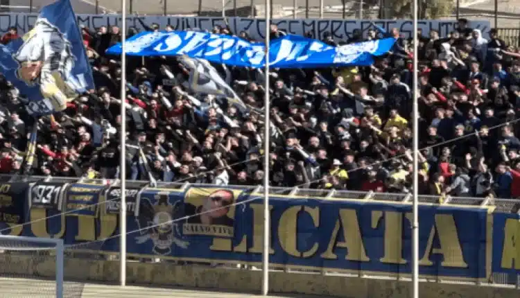 Ragusa, notificato il divieto di accesso alle manifestazioni sportive DASPO per 22 tifosi della squadra di calcio di Licata.