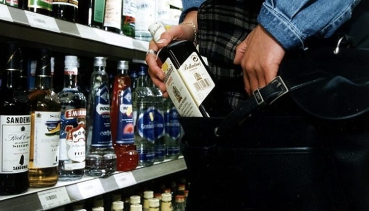 Ruba liquori al supermercato e minaccia il direttore con un coltello. Arrestato un 37enne dalla Polizia ed emesso decreto di espulsione dal Territorio Nazionale.