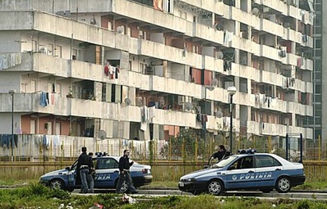Secondigliano: ruba un'auto, si dà alla fuga e aggredisce gli agenti. La Polizia di Stato arresta un 28enne napoletano.