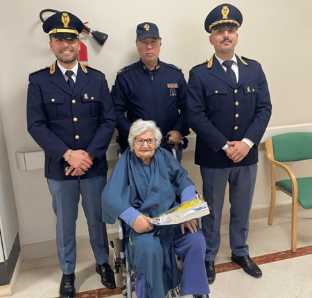 Foggia. Anziana signora aiutata dalla Polizia di Stato chiede di incontrare i poliziotti, loro la omaggiano con una mimosa.