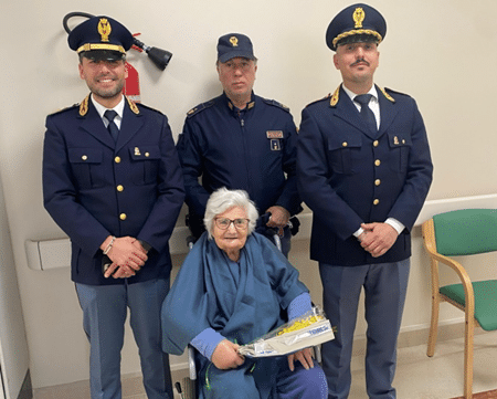 Foggia. Anziana signora aiutata dalla Polizia di Stato chiede di incontrare i poliziotti, loro la omaggiano con una mimosa.