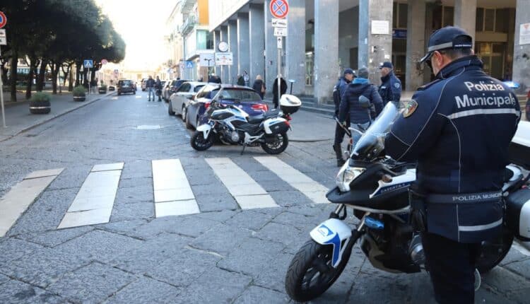 Torre Annunziata, Napoli: controllo straordinario della Polizia di Stato. Identificate 326 persone e controllati 153 veicoli.