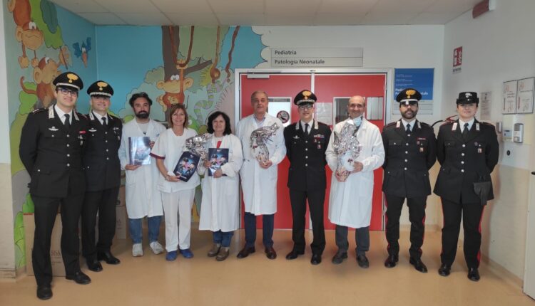 Livorno: auguri e uova di Pasqua in regalo dall’Arma dei Carabinieri ai piccoli degenti del reparto di pediatria del presidio ospedaliero di Livorno.