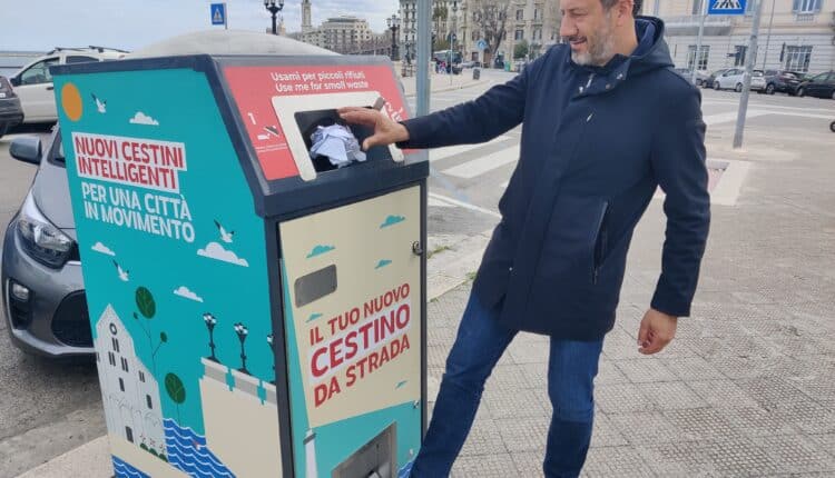 Bari: installati i primi cestini gettacarte intelligenti